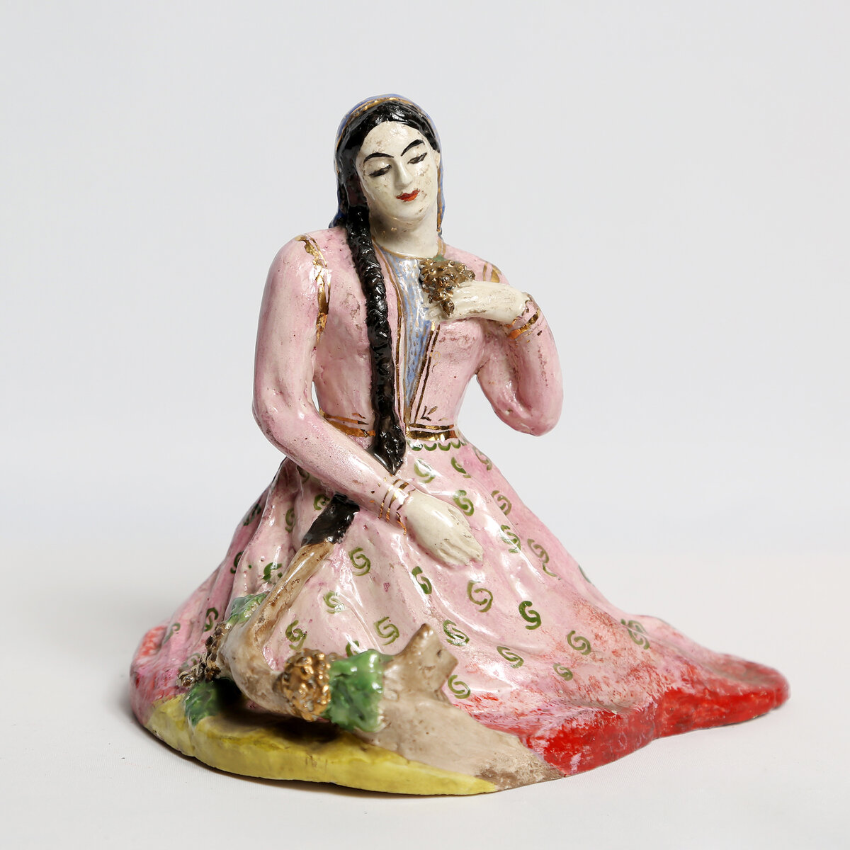 Статуэтка «Девушка с виноградом», 1950-е, Ереванский фарфоровый завод. Автор Рипсиме Левоновна Симонян