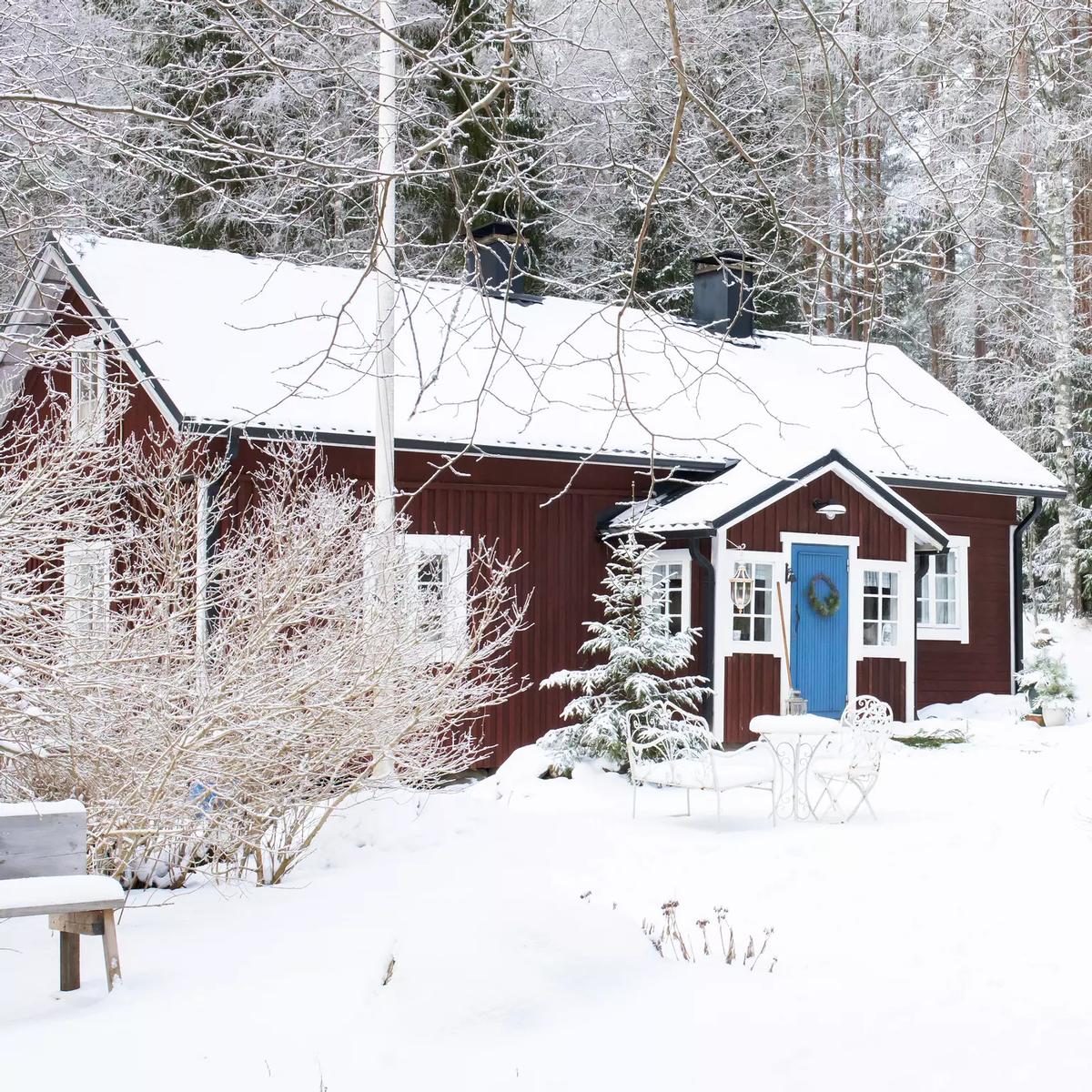 Так домик-ферма выглядит сегодня. Бордовый фасад в комбинации с голубой дверью смотрится очень атмосферно на фоне белого снега