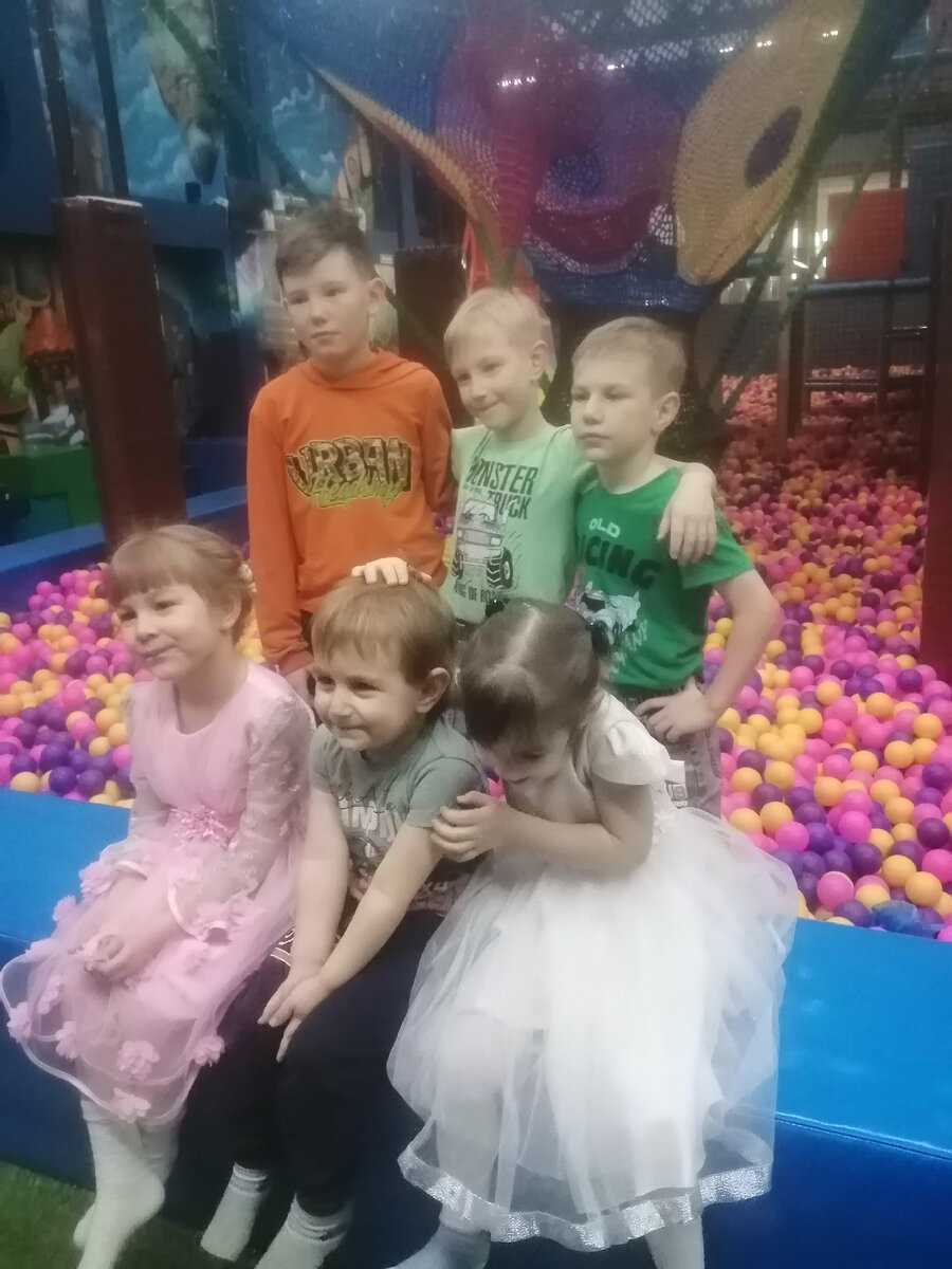 Тимур крайний в зелёной футболке, Матвей рядом в салатовой футболке🙂