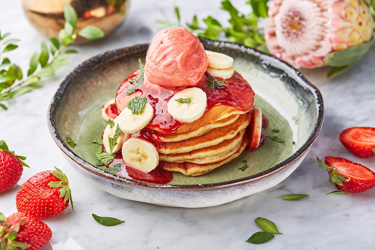    Панкейки с бананом, клубничным вареньем и мороженым