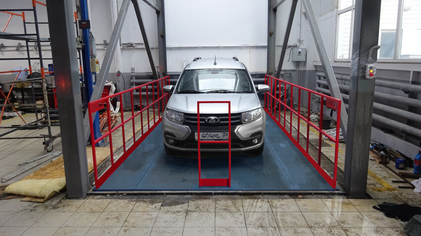 Автомобильный подъемный стол в автосалоне