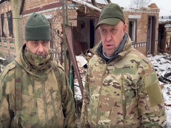     Евгений Пригожин (справа) с командующим ЧВК по взятию Соледара / Кадр из видео