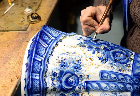 Мастер по росписи ща работой. Фото из интернета