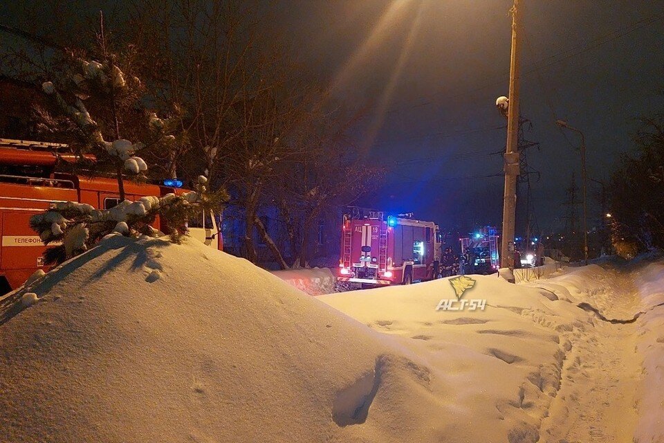     Мужчина и 8 кошек погибли на пожаре в двухэтажном доме в Новосибирске. Фото: "АСТ-54".