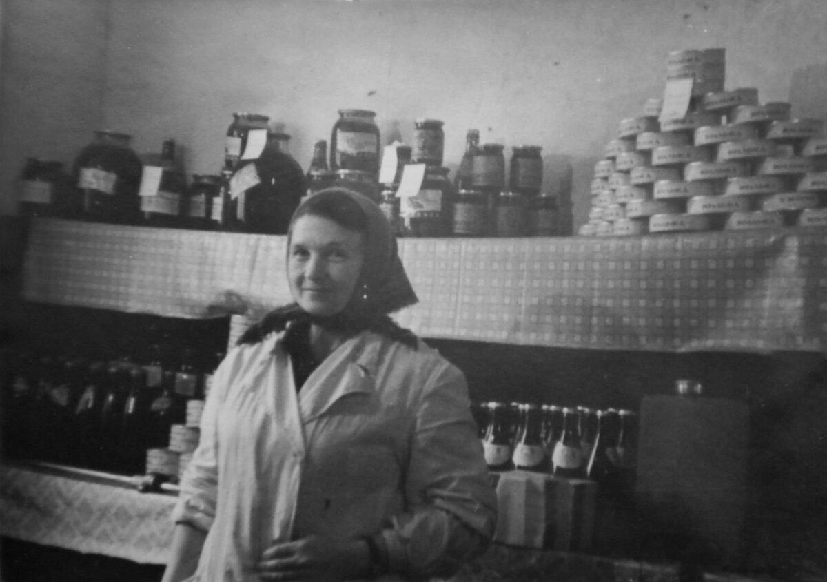 Продавец в продуктовом магазине, СССР.