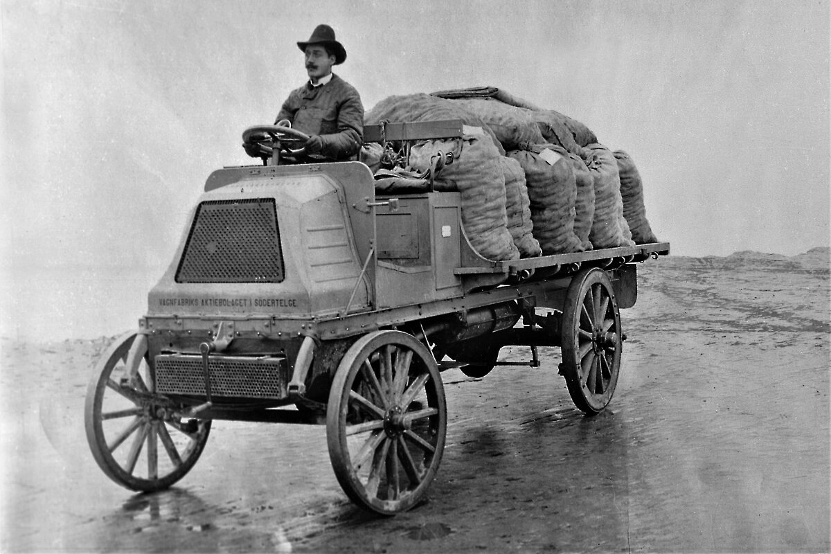 На заре автомобилизации ночевка шофера в грузовике не предусматривалась.