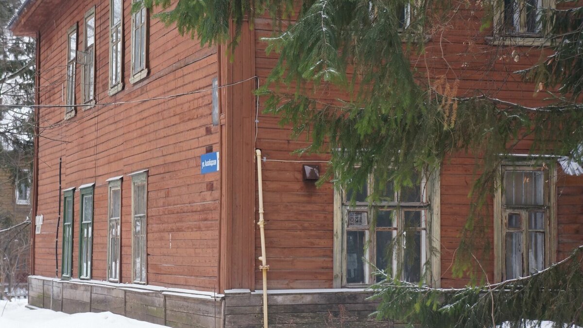     «Красный просвещенец» — уникальный исторический квартал 1920 года застройки, расположенный в самом сердце Нижнего Новгорода. В ближайшее время его хотят снести, чтобы построить высотки. Корреспондент NewsNN побывал там и поговорил с жителями об их страхах и надеждах на будущее.