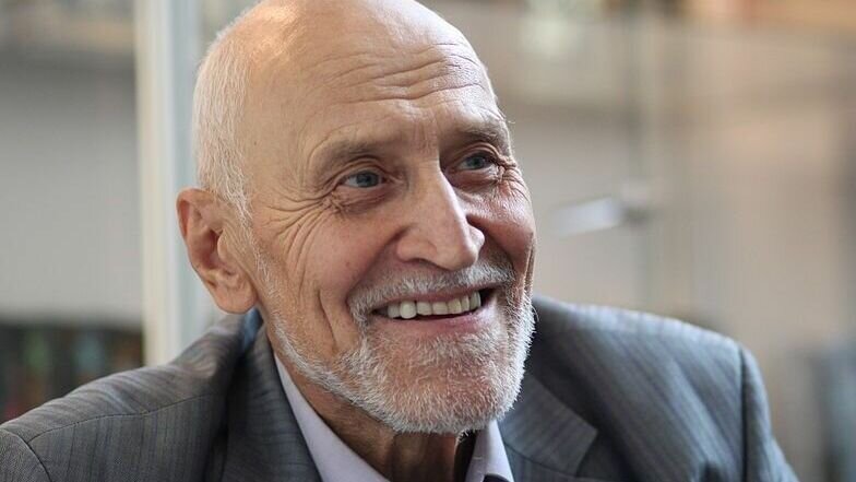     Российский телеведущий, ведущий передачи «В мире животных», 85-летний Николай Дроздов попал в больницу с многочисленными переломами ребер. Он поскользнулся и упал недалеко от своего дома, передает телеканал НТВ.