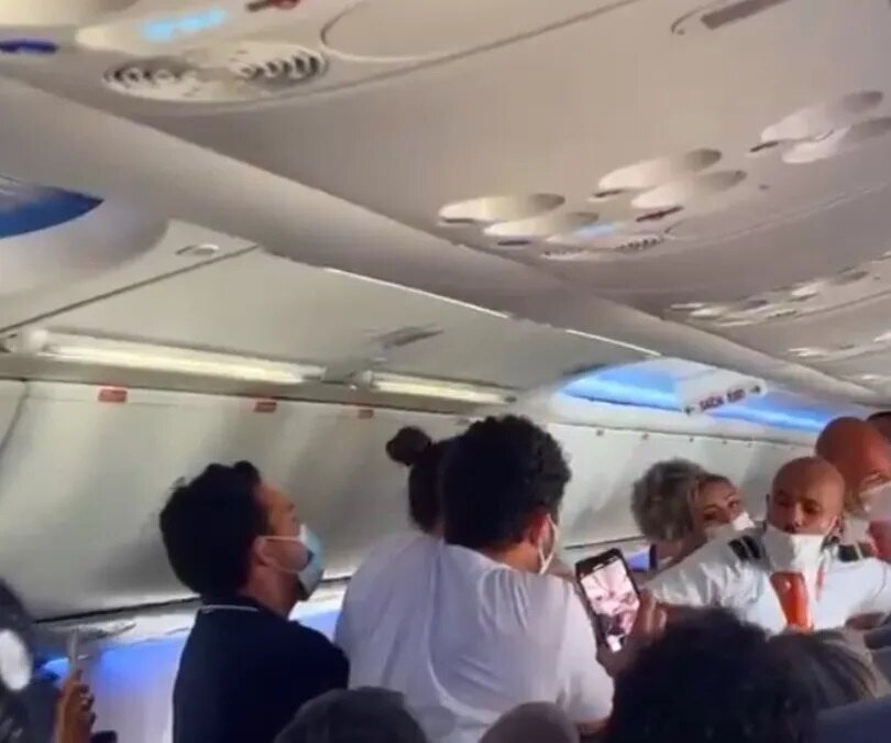     В сети распространилось видео с массовой дракой в самолете. В конфликте приняли участие 15 женщин