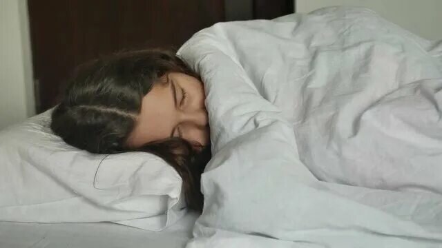 Девушка на кровати спит деревня. Снимаю спящую школьницу. Со спящей. Снимаю спящую школьницу. Женская казарма.