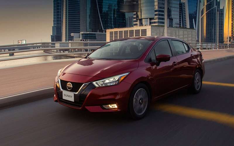 Nissan Sunny оснащены атмосферным двигателем объемом 1,5 л. мощностью 108 лошадиных сил. Автомобиль предлагается в комплектации с коробкой-автоматом Jatco. Длина автомобиля – 4 495 мм, колесная база – 2 620 мм.