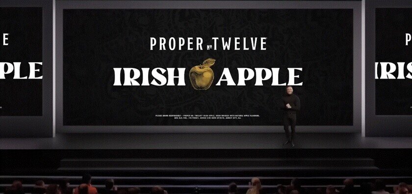    Яблоко-логотип тоже засветился в пародийной презентации. И далеко не один раз. Фото: YouTube
