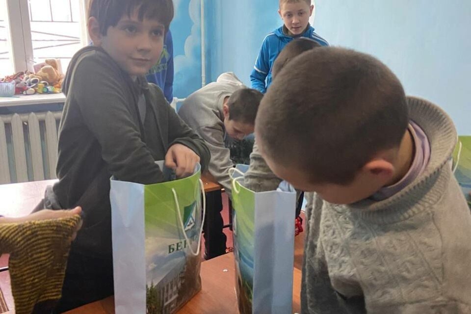     Ученики с любопытством рассматривали канцелярию, шоколадки и носки в торжественно-подарочных пакетах из Бердска. Фото: предоставлено Мариной Щербеневой.