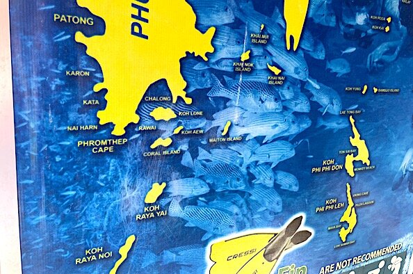 Остров (здесь он обозначен как Koh Raya yai) расположен примерно в 20-ти км от Пхукета