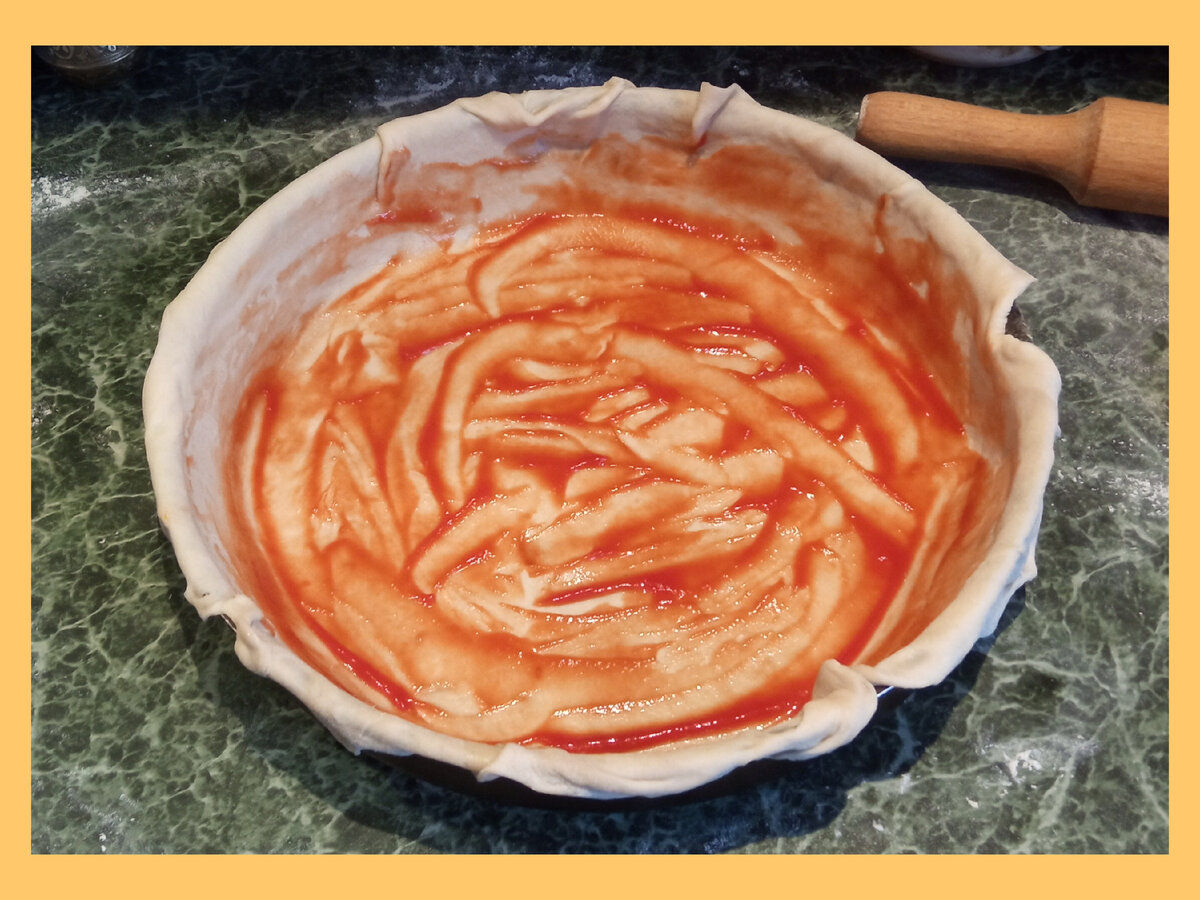 Тесто смазано кетчупом. 