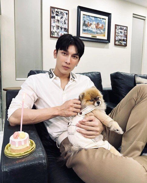 Фотографии взяты из соцсети артиста. Мью Суппасит со своей любимой собакой Чоппер