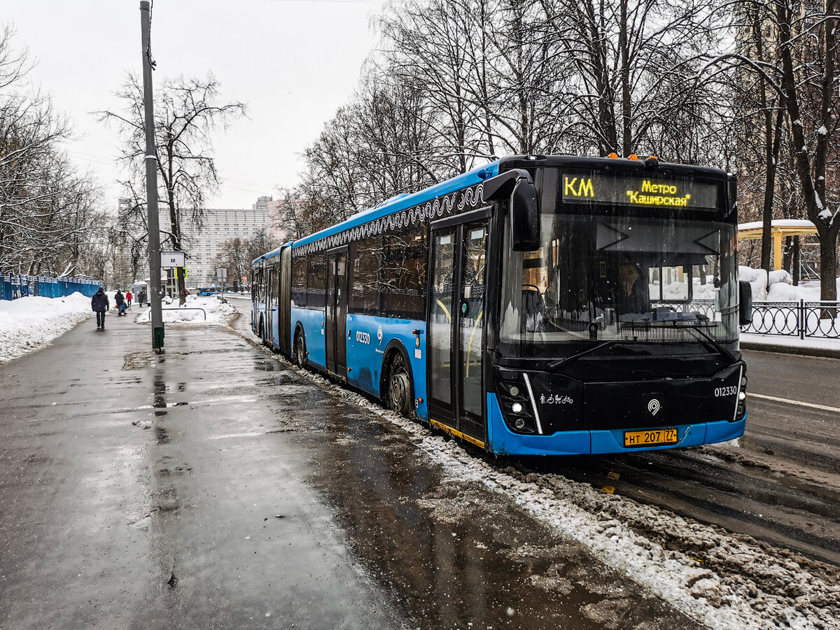 Автобус 012330 ЛиАЗ-6213 на маршруте КМ на Чонгарском бульваре отъезжает от остановки "Метро "Каховская" (восточный вход)".