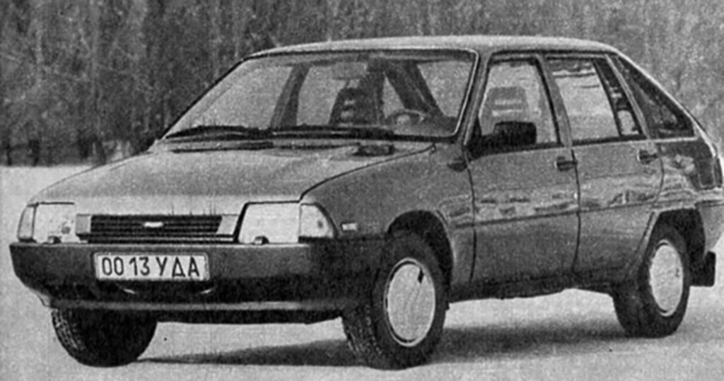 ИЖ-2126 гос. номер «00-13 УДА» Москва, ВДНХ. Фотография © В. Князев