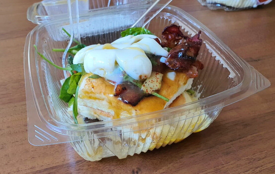 В разрезе. Порция 335 граммов. 450 рублей + 150 рублей за дополнительную порцию бекона