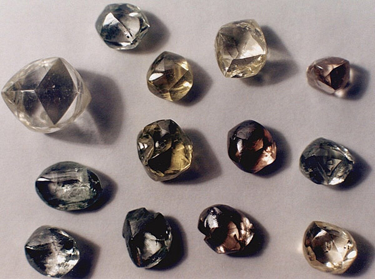 Экспорт драгоценных камней. Красновишерск Алмазы Уралалмаз. Алмазы Вишеры Пермский край. Алмазы Пермского края фото. Вишерское месторождение алмазов.