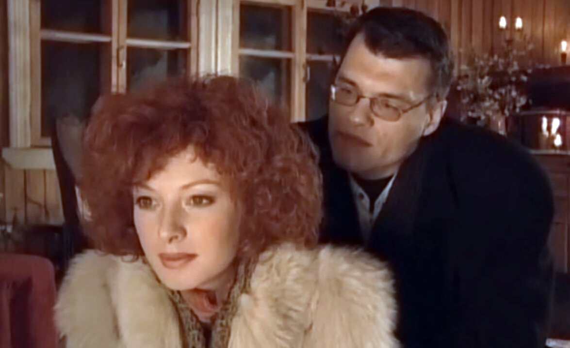 Евгений Дятлов в роли Дана и Амалия Мордвинова в роли Евы. Кадр из кинофильма "Охота на Золушку", 2000 г., режиссеры Антон Сиверс, Нийоле Адоменайте, сценарист Виктория Платова, композитор Виктор Лебедев. Скриншот кадра для иллюстрации 