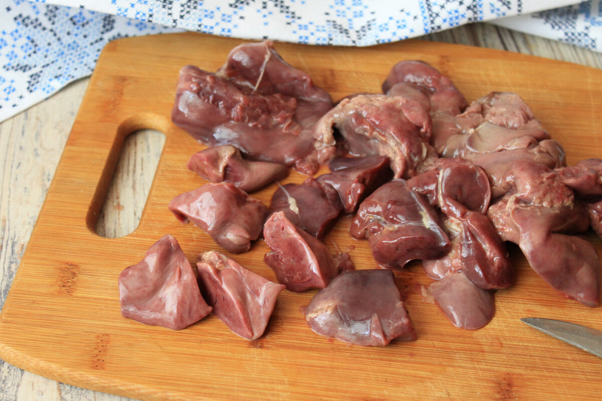 печень нарезанная брусочками. печень с луком. печень трески без масла. печень без масла. печень без масла.