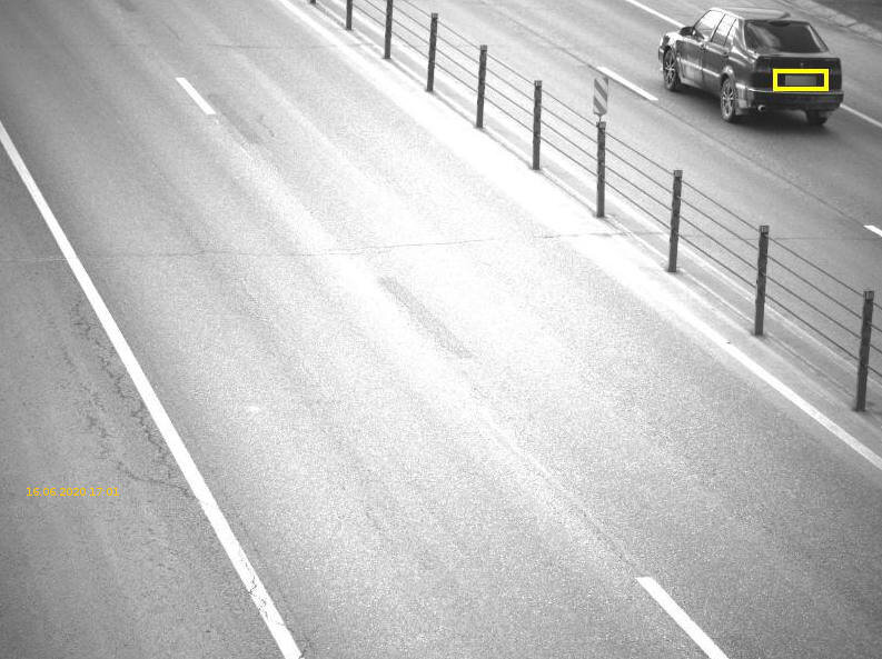 Видно, что камера на другой стороне дороги