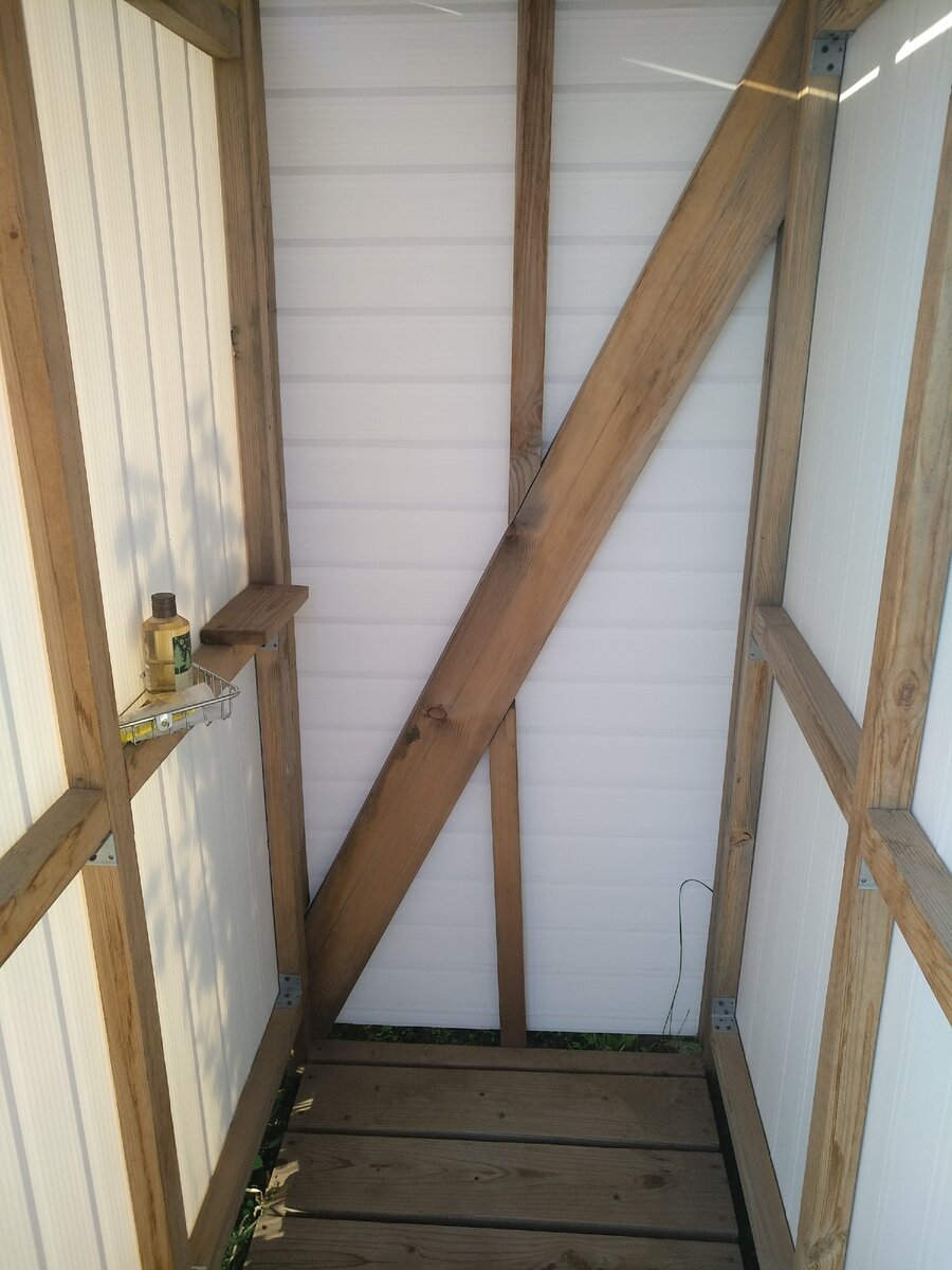 В задней части сделал укосину для жесткости конструкции.