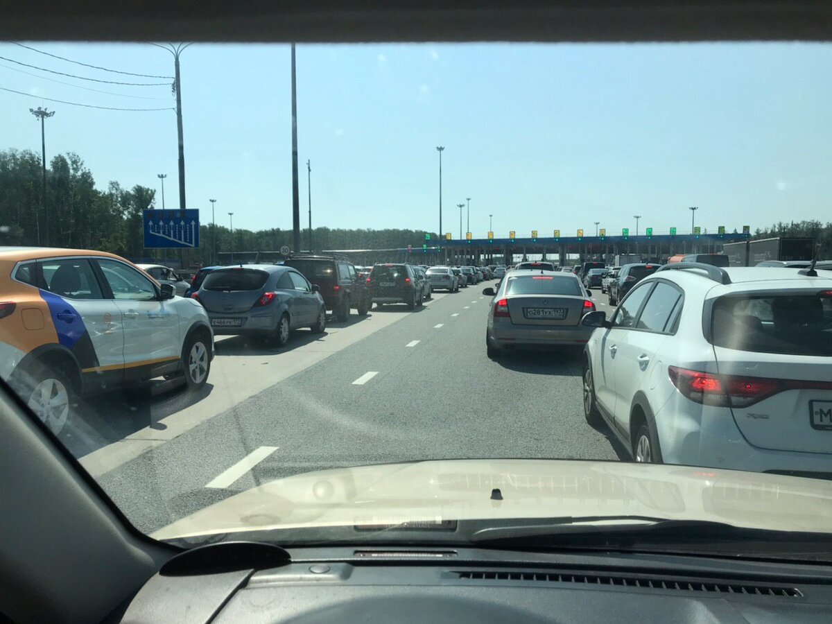 Пробка на пункте оплаты. Фото мое