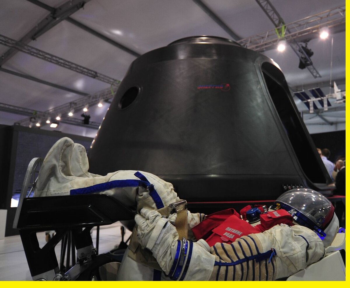 Из-за санкций композитные корпуса из Германии не могут поставляться. Корпус двигательного отсека будет из композитов, жилой отсек из металла. Экипаж четыре человека, при возвращении из МКС их может быть шесть (ставятся два дополнительных кресла из "Союза"). 