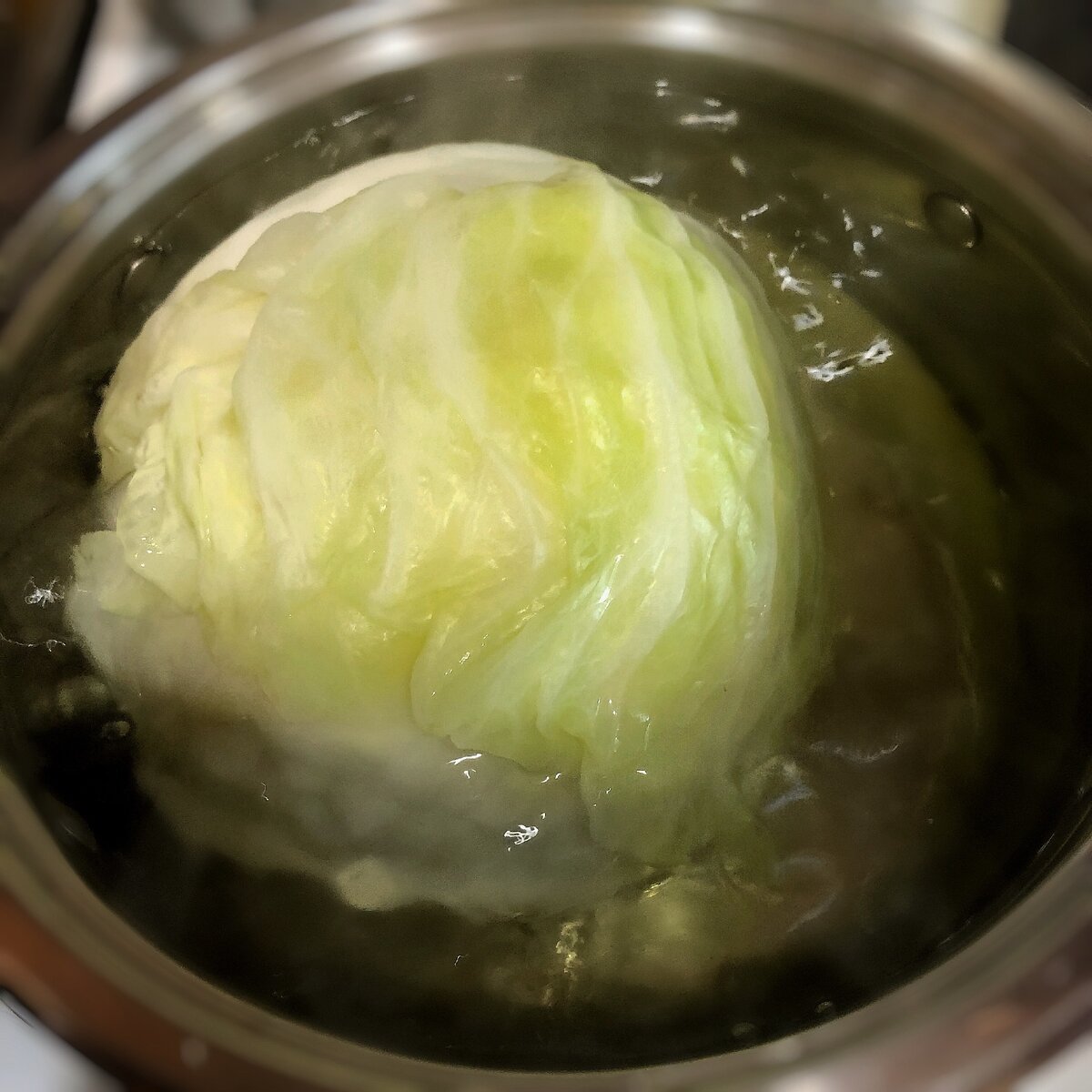 то есть , мы постепенно, во время варки капусты разделяем ее на мягкие и цельные листочки.