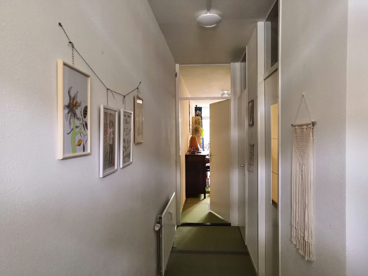 В коридоре на стенах картины и фото. Фото: из личного архива