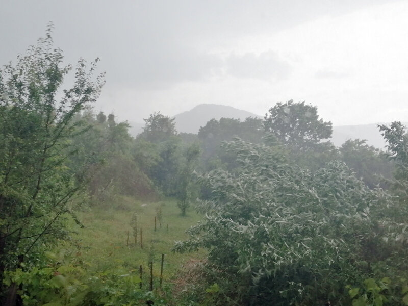 Стихия бушует за окном.