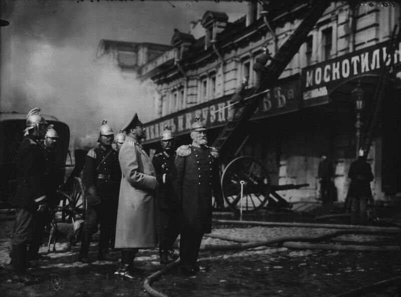 Брандмейстер Александро-Невской пожарной части с помощником наблюдают за тушением пожара в Апраксином дворе, автор: Карл Булла
