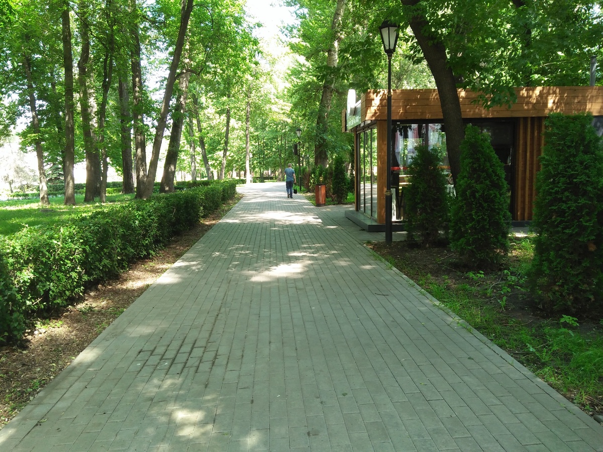впереди виднеется кафке в парке Нижний, давайте подойдем