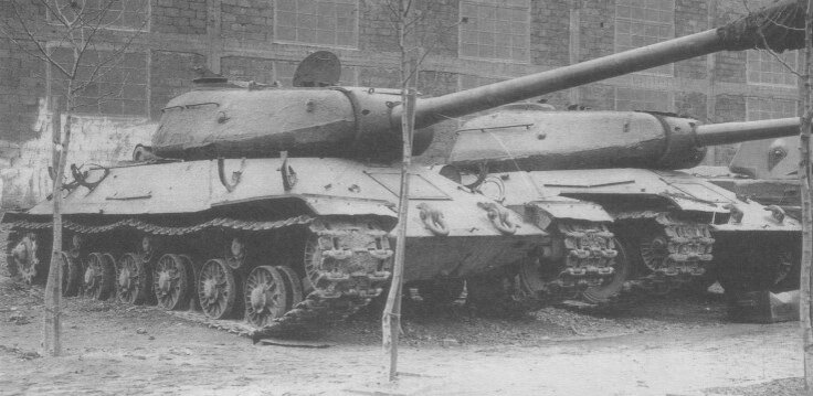 Варианты танков ИС-6 во дворе завода №100, весна 1945 года