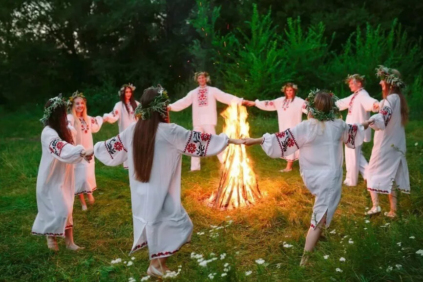 На Ивана Купала принято было водить хороводы и прыгать через костер