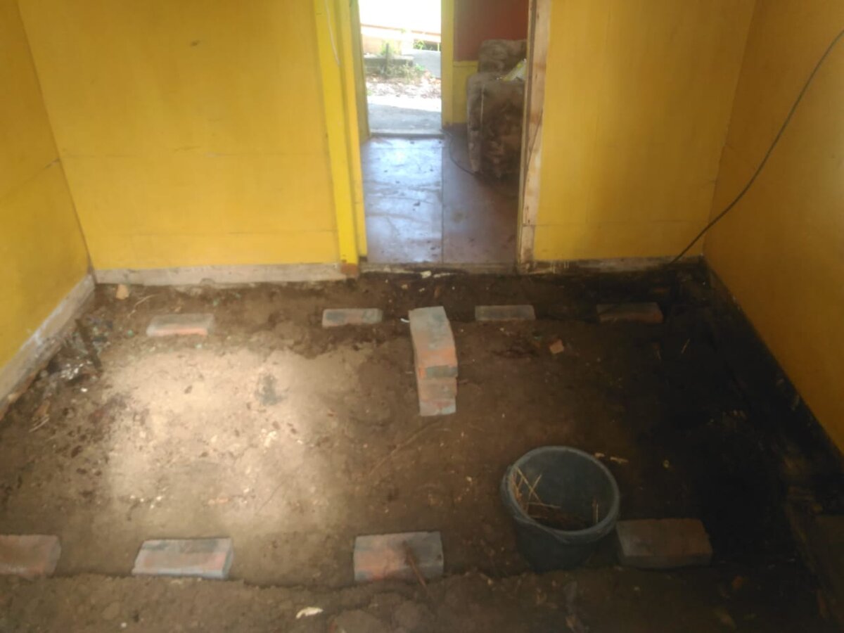 вырыл ямки и уложил в них кирпичи