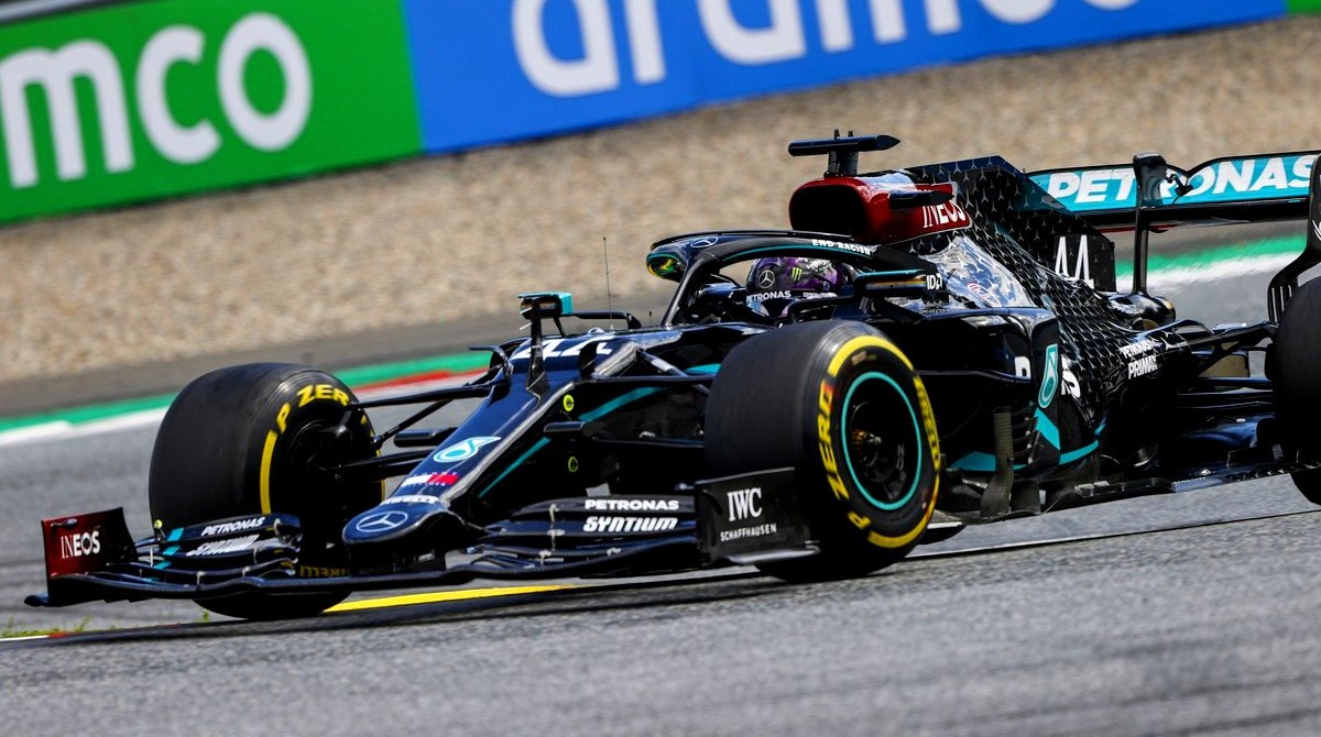 Льюис Хэмилтон за рулём Mercedes на Гран-при Штирии 2020