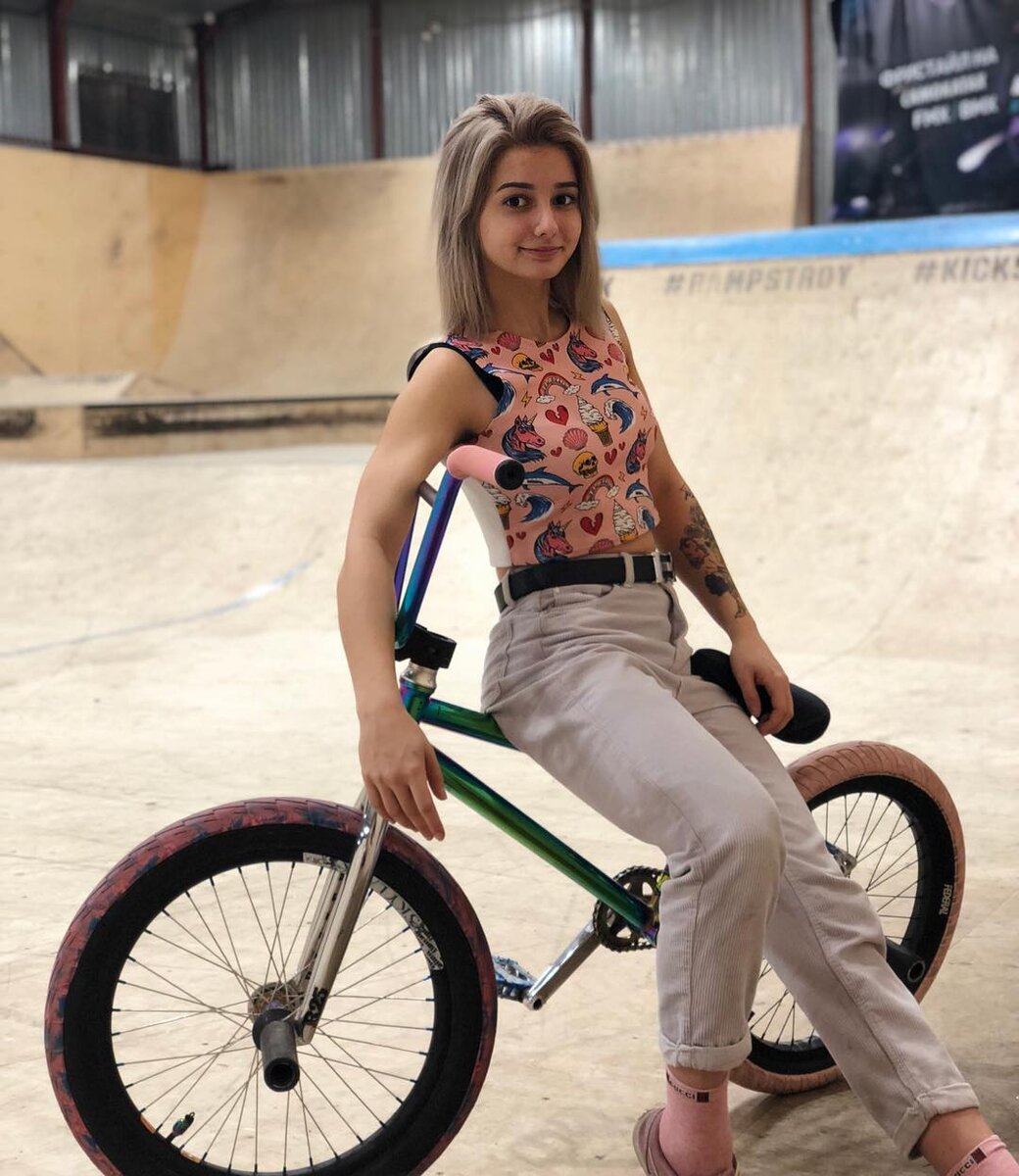 Девушка на BMX
