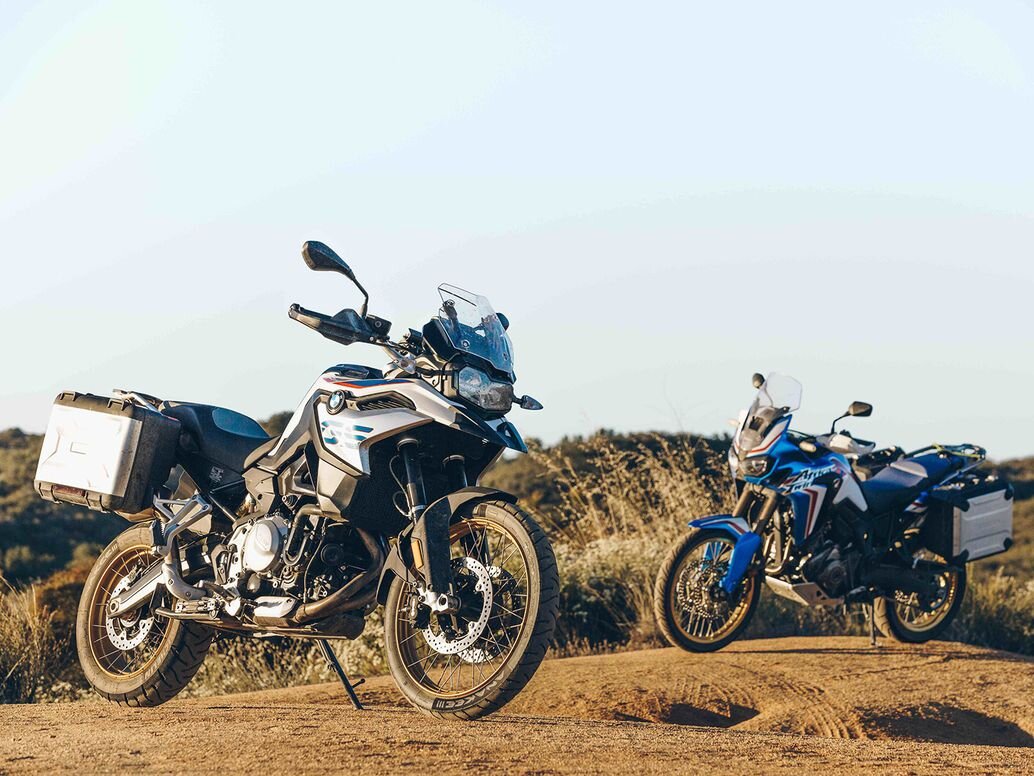 Honda CRF1000L Africa Twin против  BMW F850GS                             Источник фото: cycleworld.com