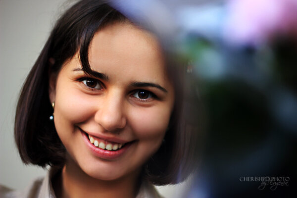 Здесь я держу камеру правой рукой где-то на уровне глаз чуть впереди меня, диафрагма открыта до 1.8, чтобы фон был очень размыт и все внимание было направлено на портрет.