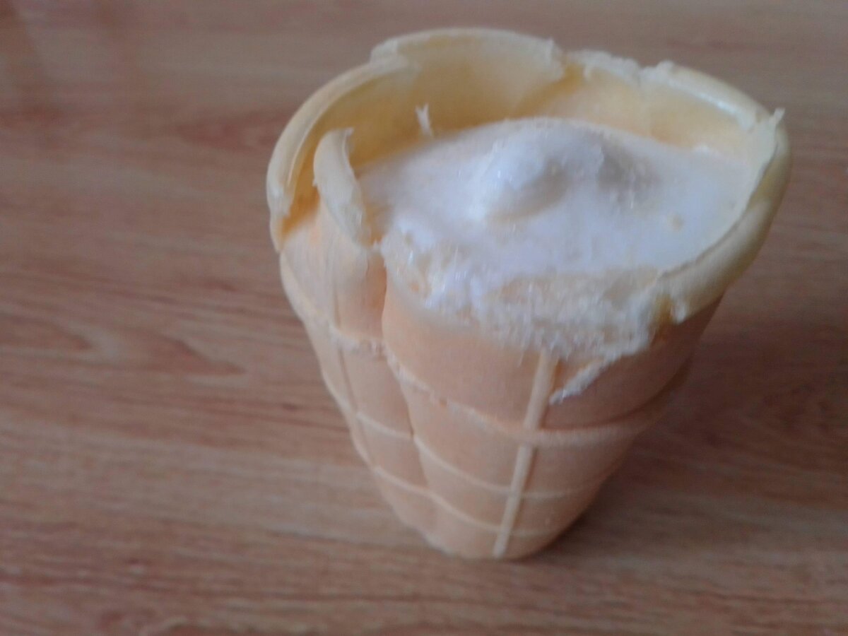 Это не я погрыз - мороженое видимо помялось в морозилке - обычно оно красивее