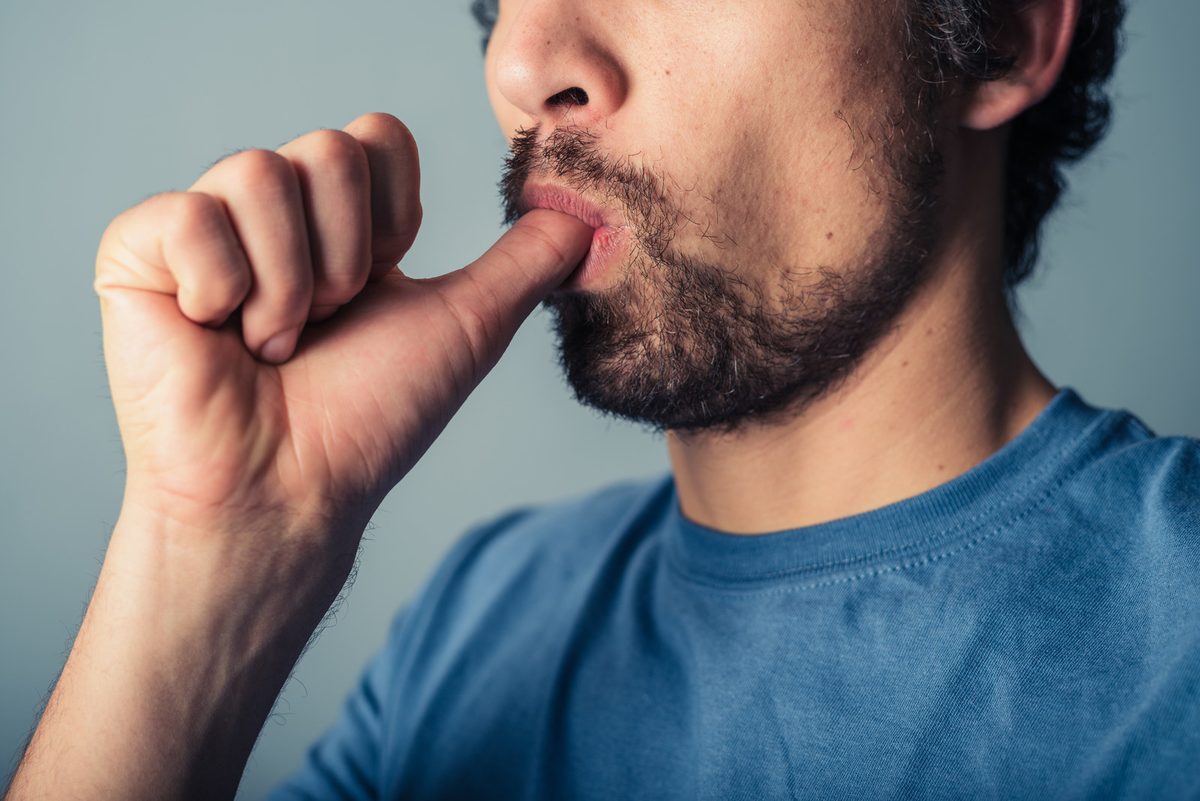 мужик с пальцем во рту. большой рот у мужчины. франциска даминг хаким. большой рот у мужчины. хью лори с бородой.