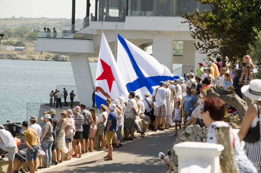 Количество жителей в севастополе. Парад ВМФ В Севастополе 2022. Парад в Севастополе день ВМФ 2021 год. Население Севастополя 2022. Жители Севастополя.