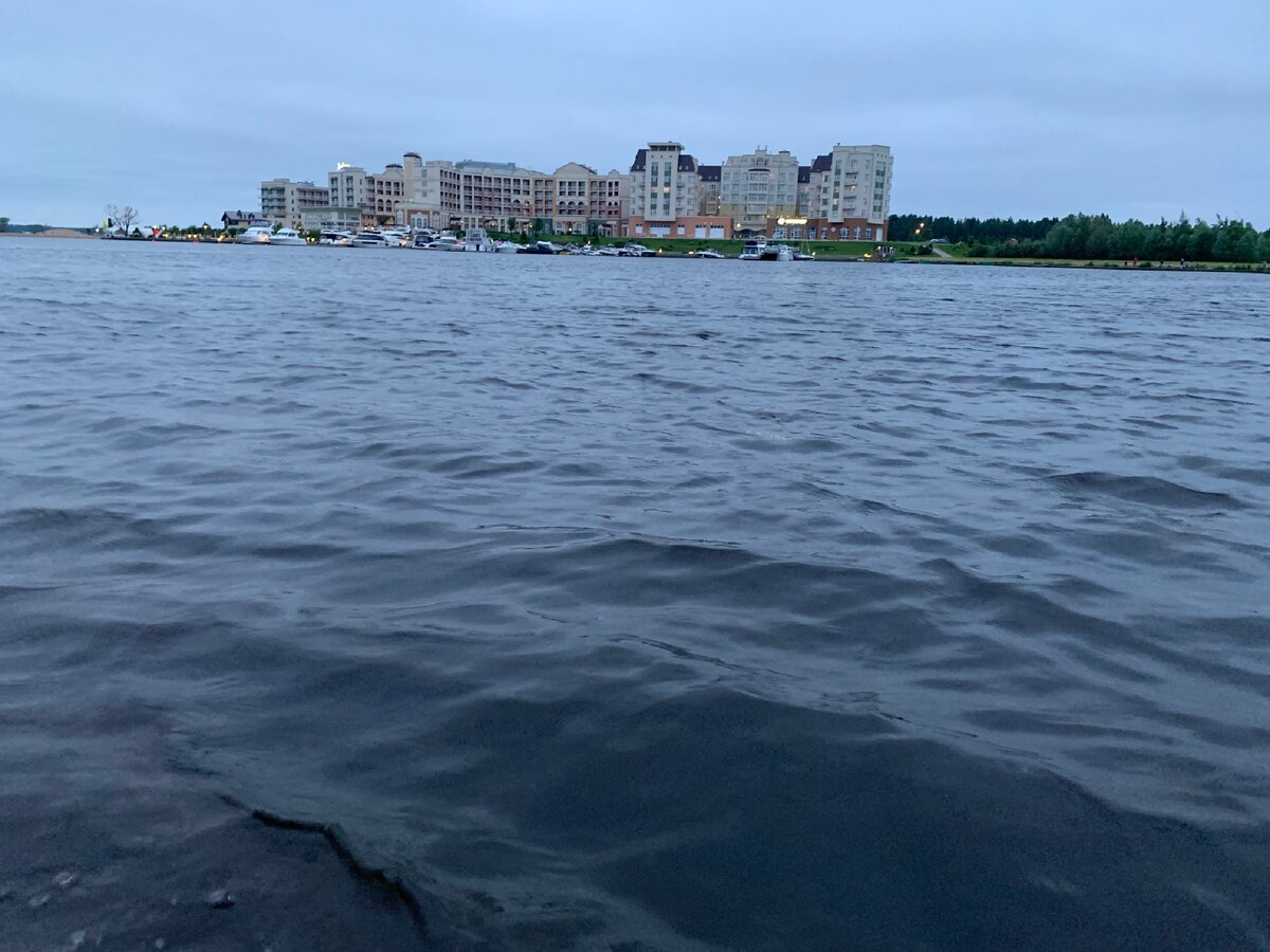 Тихо по волнам.