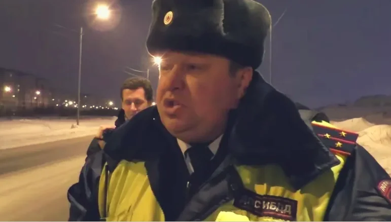 На фото сотрудник ДПС ГИБДД. Источник: Яндекс Картинки