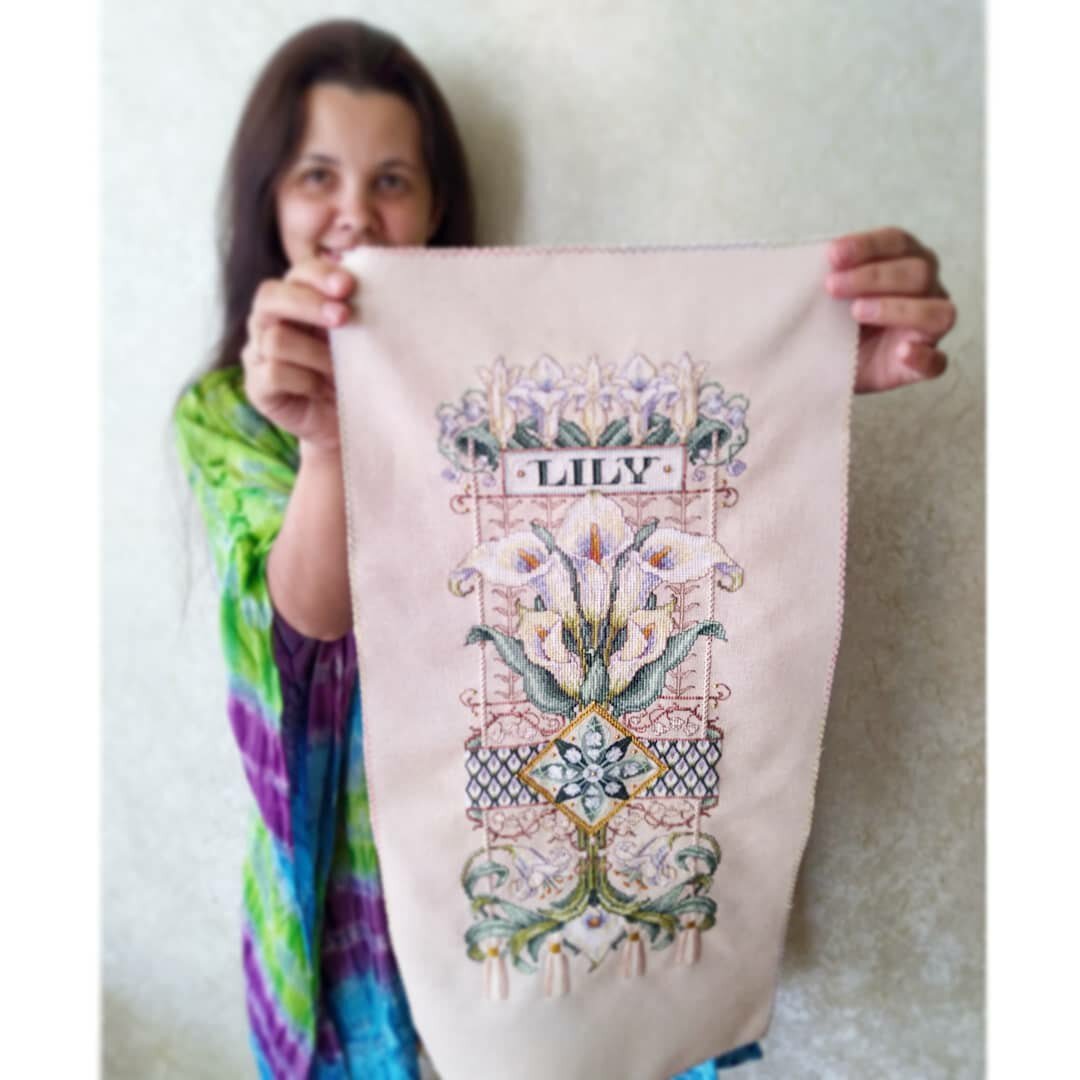 Моя последня вышитая работа - Восхитительные лиии от дизайнера Сэнди Ортон