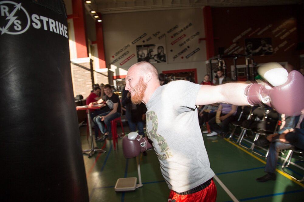 Эффектно,  но  не всегда эффективно  с живым противником.  Источник:https://news.sportbox.ru/Vidy_sporta/Boks/spbfoto_NI451681_Kovalev-prinyal-uchastie-v-chempionate-po-sile-udara?page_offset=22530&page_size=30