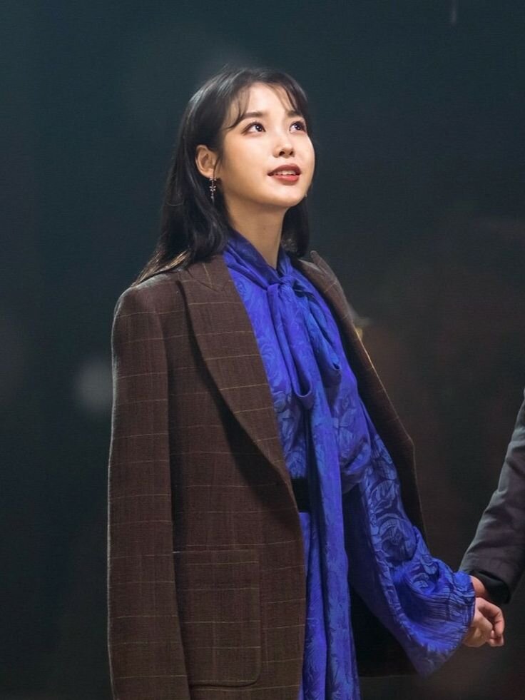 Меня окружают лишь мёртвые, поэтому я уже давно не знала печали живых. 
 